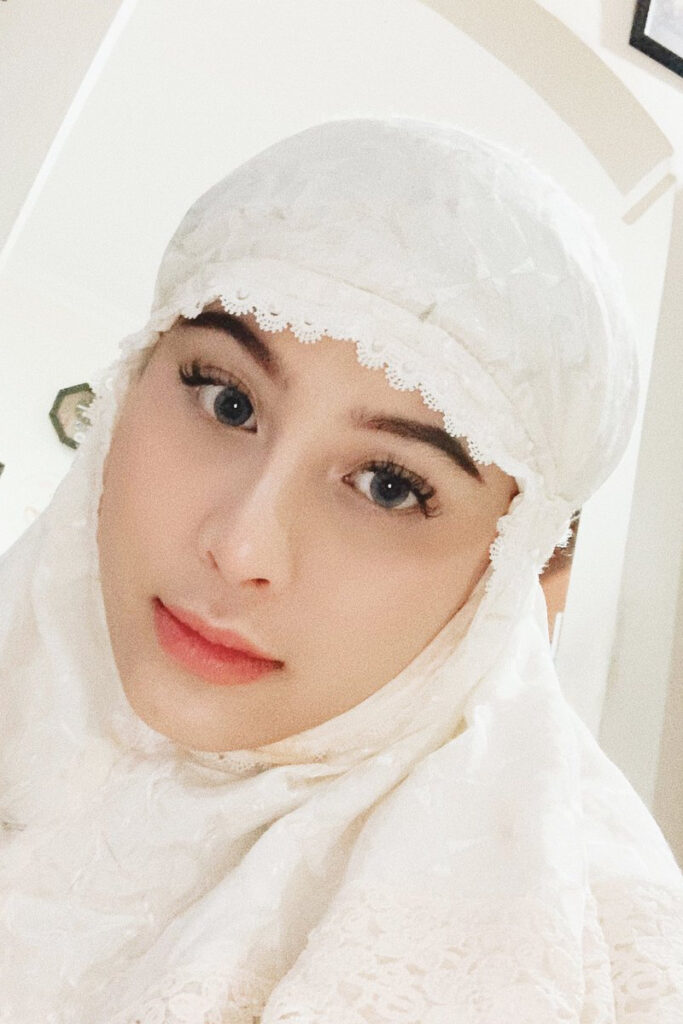 Awkarin Novilda selebgram seksi pakai mukena PAP