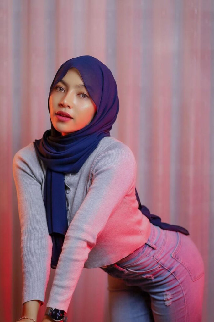 CElana Jeans Ketat Pose Nungging seksi dan hot