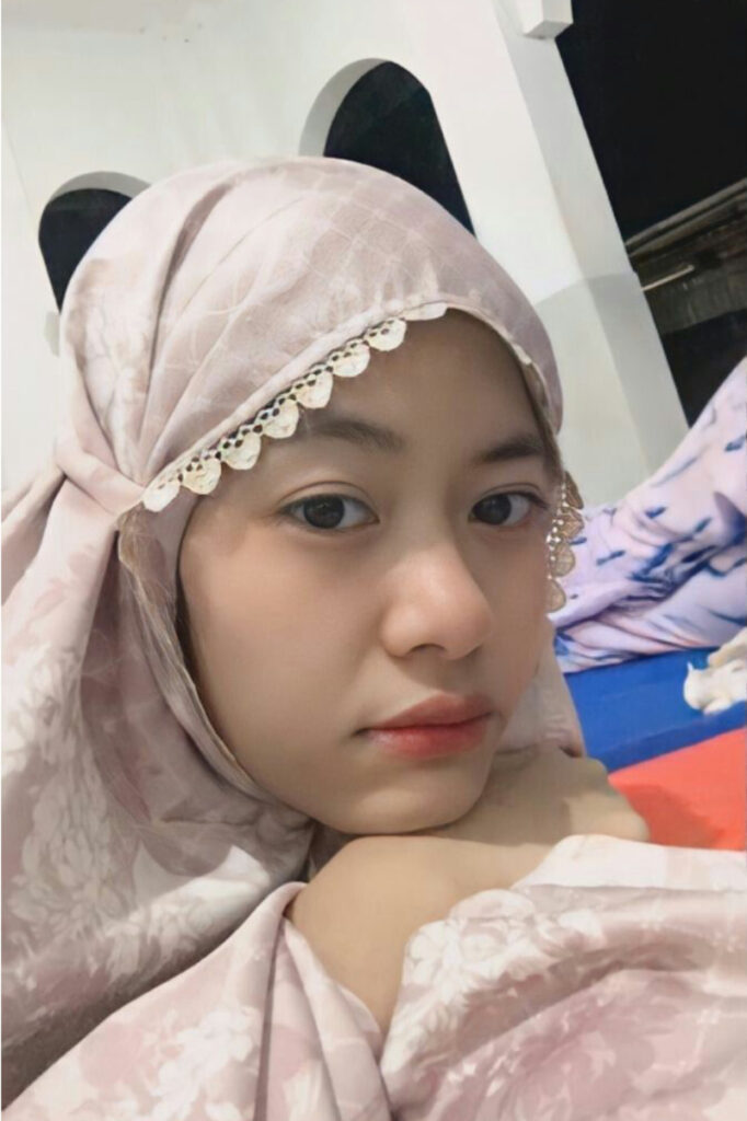 Cewek manis topang dagu imut dan seksi manis