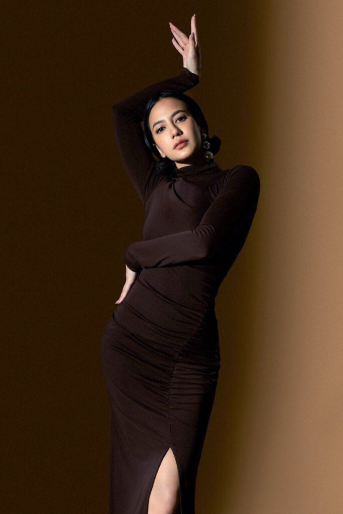 Dress seksi ketat Pevita Pearce pose menggoda