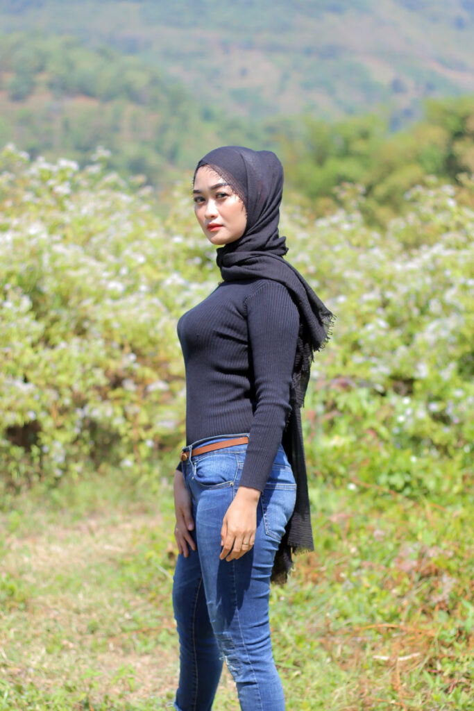 Gaya Menantang Jilbab Hitam Seksi dan Super hot