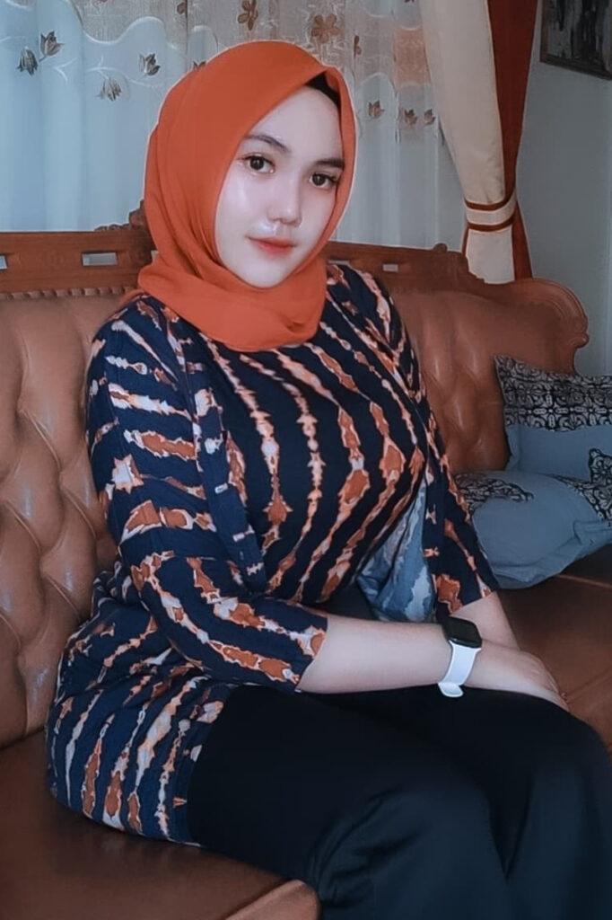 HIjab Seksi Indri Wulandari Pose menggoda