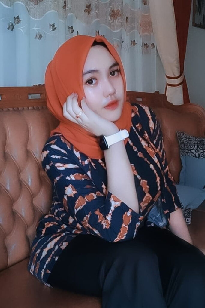 HIjab Seksi Indri Wulandari Senyum manis