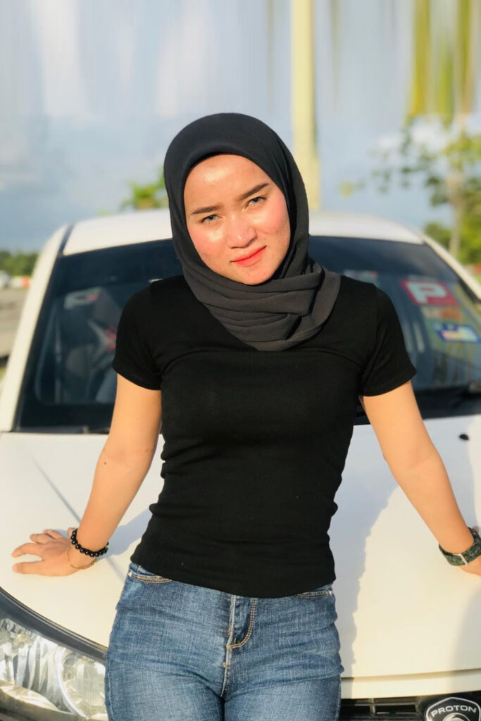 Jilbab Ketat Kaos Hitam Seksi Depan Mobil