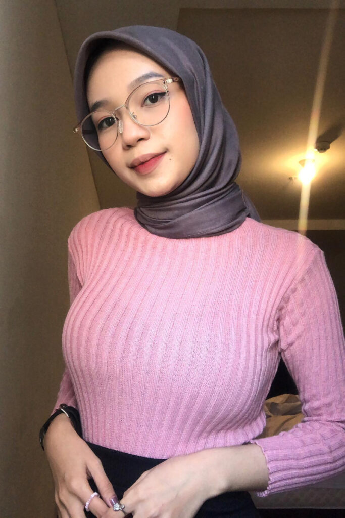 Kaos Pink Ketat dan Seksi fadhila razak