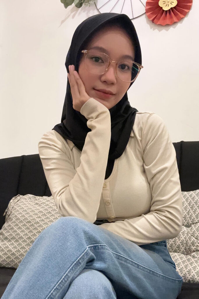 Kaos Putih Ketat Fadhila Razak Viral Pose Menggoda