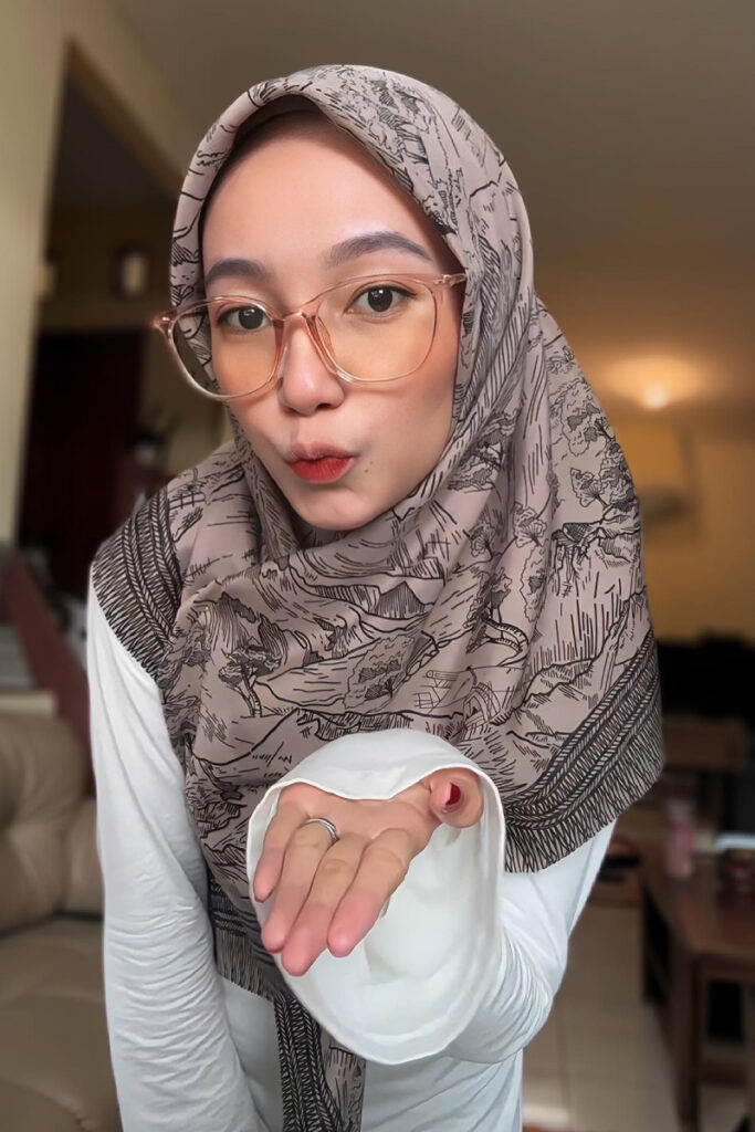 Kaos Putih Ketat Fadhila Razak Viral Pose genit