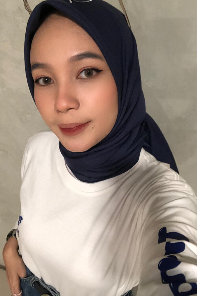 Kaos Putih Ketat Fadhila Razak Viral Selfie dari atas