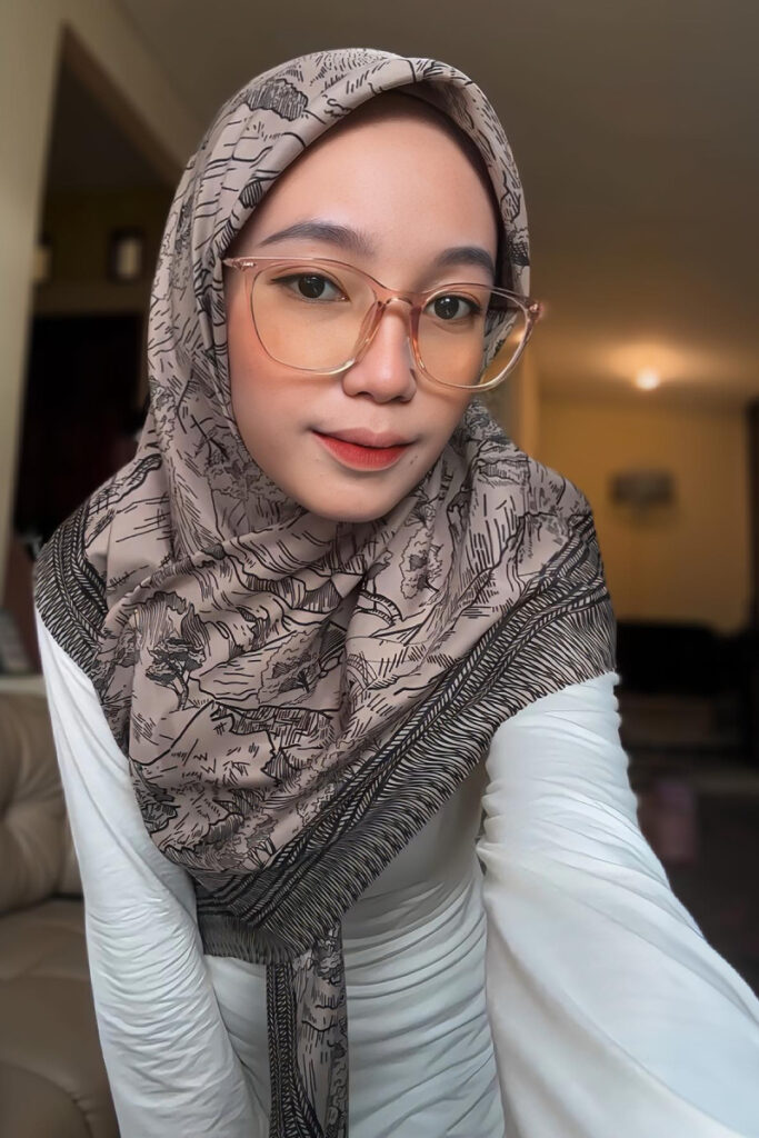 Kaos Putih Ketat Fadhila Razak Viral Selfie nunduk