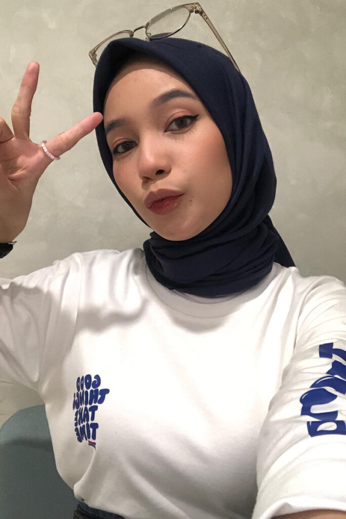 Kaos Putih Ketat Fadhila Razak Viral pose Peace