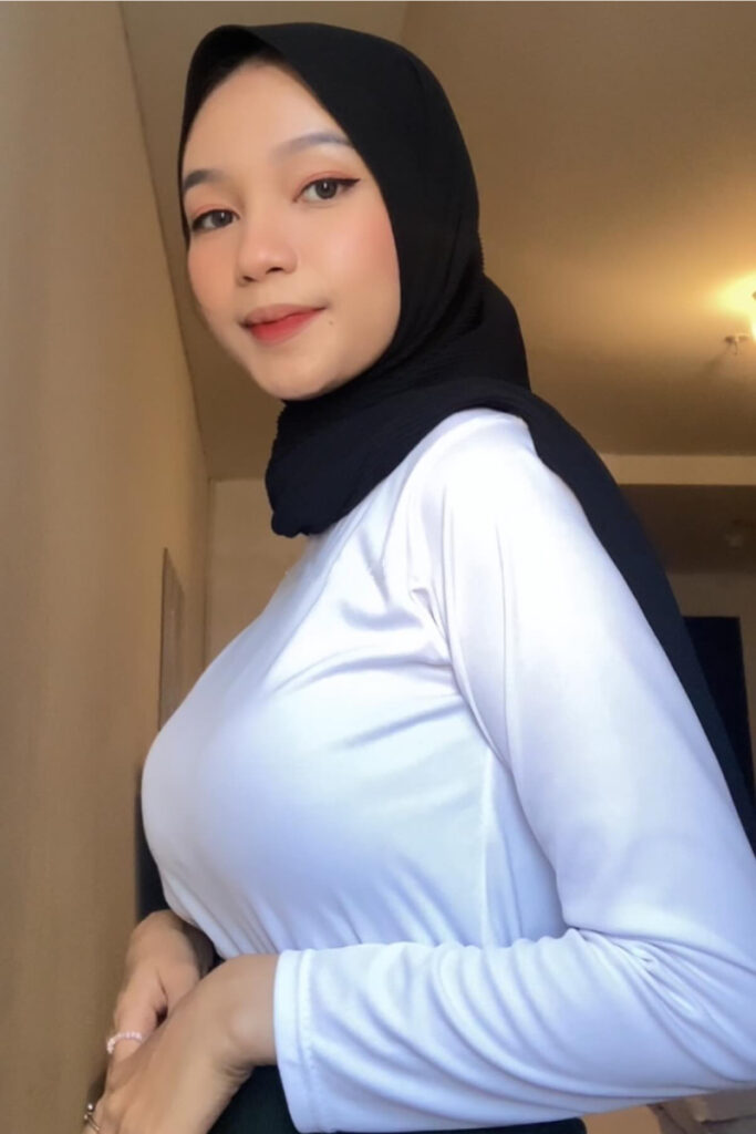 Kaos Putih ketat dan seksi fadhila razak