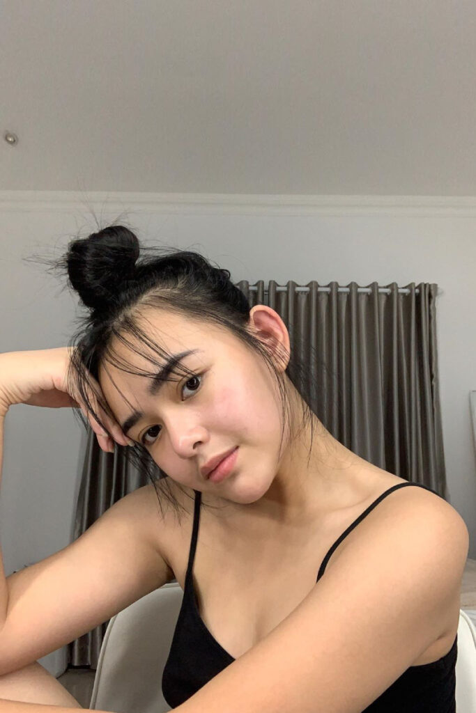 Pose Selfie Seksi Amanda Manopo Kenakan tanktop Hitam