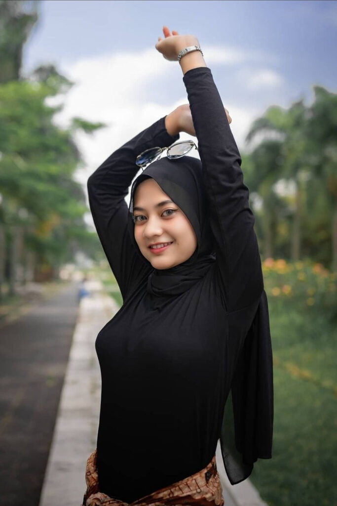 Pose foto bikin tegang Jilbab Ketat seksi