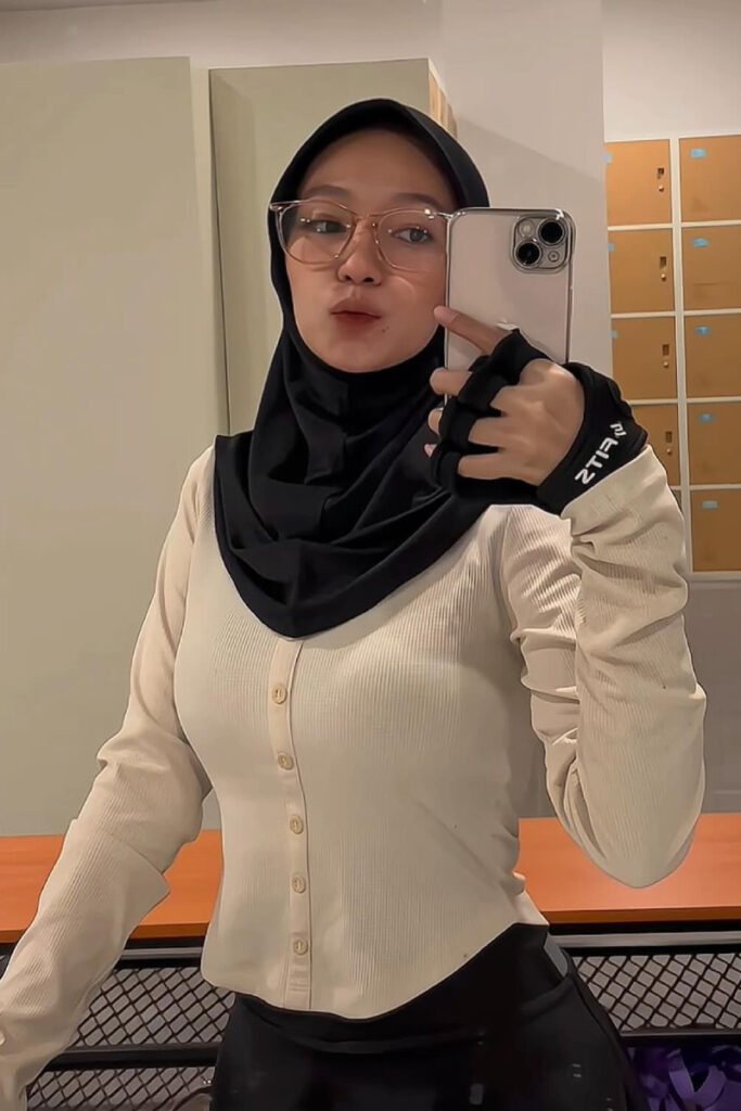 Selfie HP Depan Cermin Fadhila Razak Viral Bibir manyun dan manis