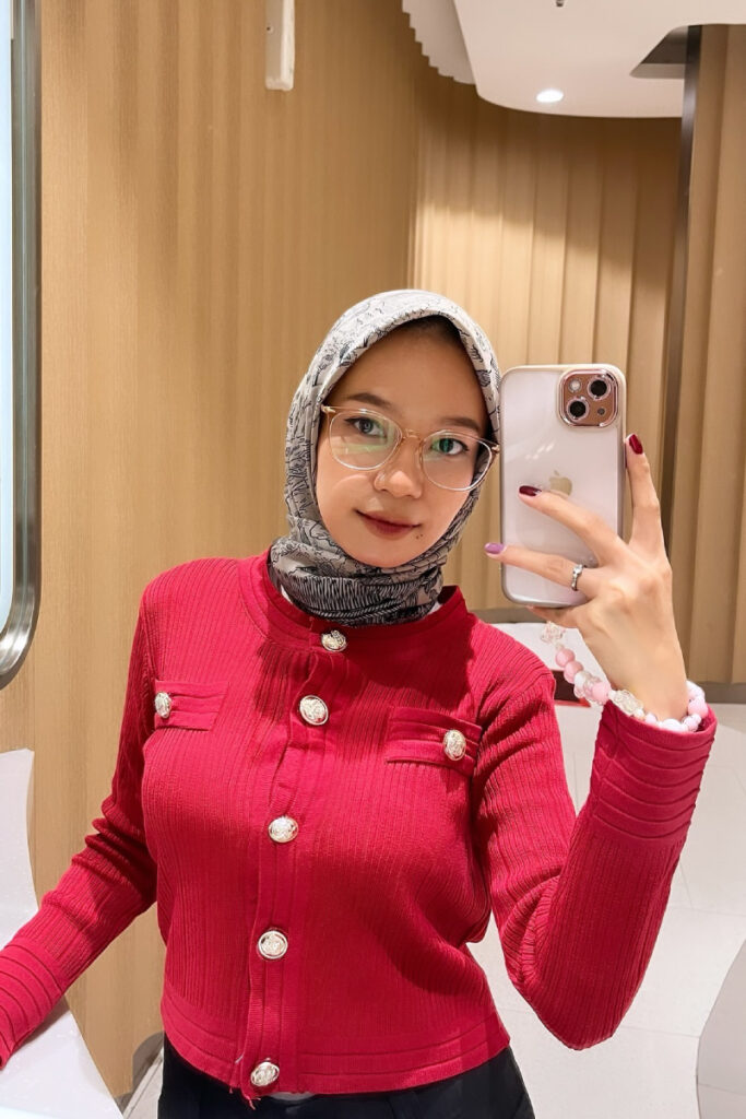 Selfie HP Depan Cermin Fadhila Razak Viral Kacamata