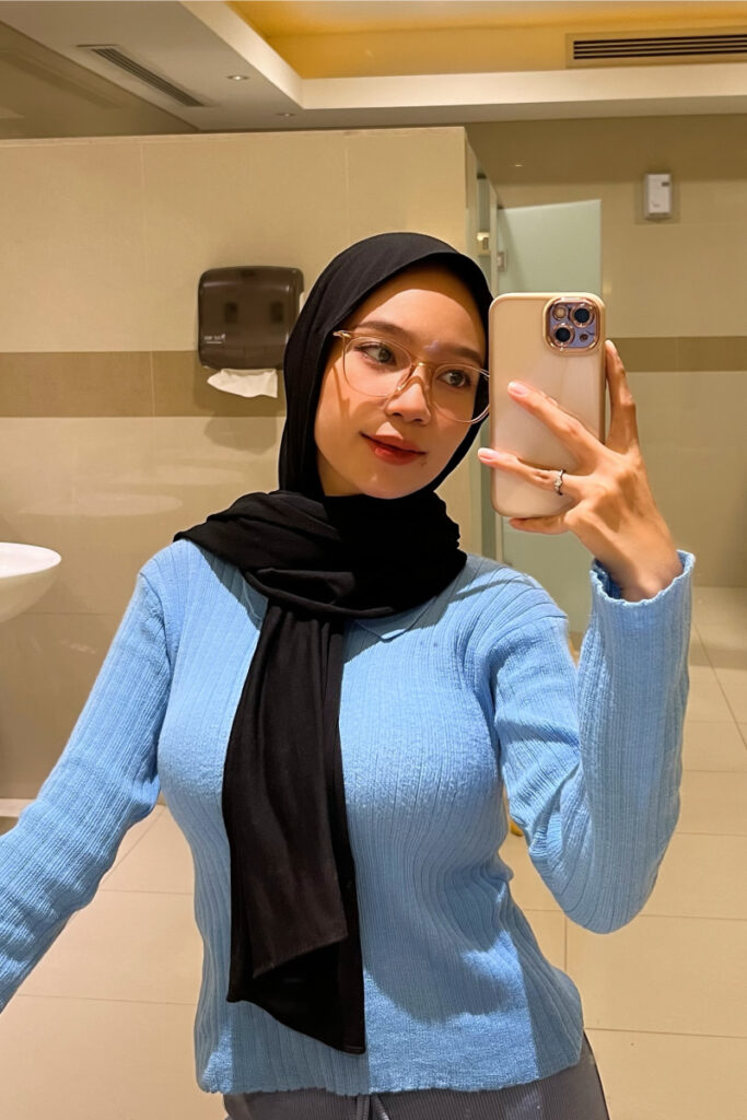 Selfie HP Depan Cermin Fadhila Razak Viral Sweater RAjut Ketat