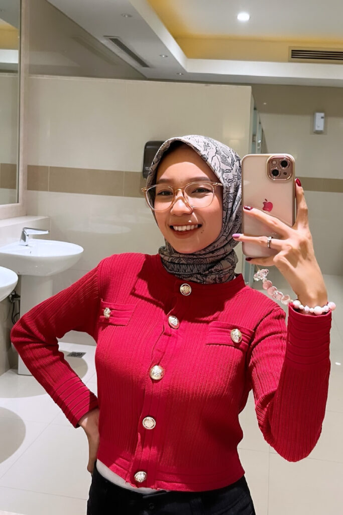 Selfie HP Depan Cermin Fadhila Razak Viral Toilet