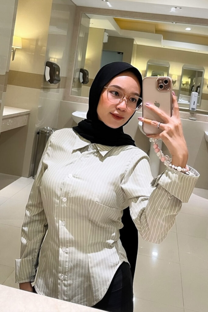 Selfie HP Depan Cermin Fadhila Razak Viral Toilet Bioskop