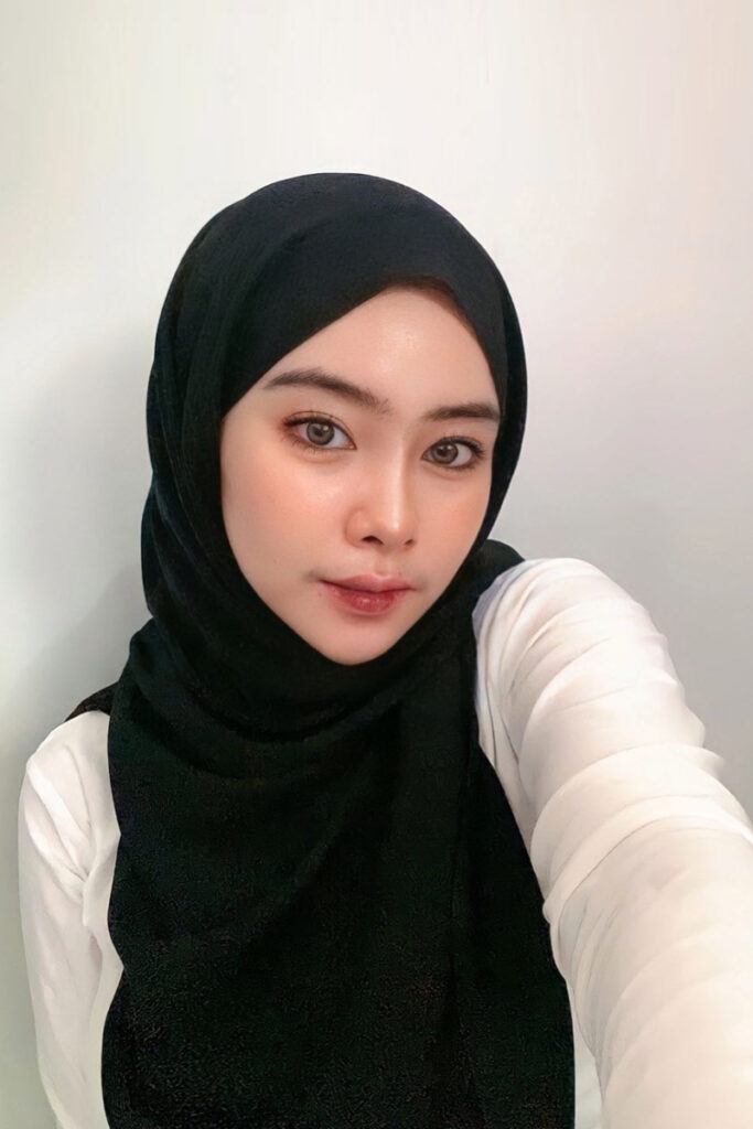 Selfie dalam Studio Hijab Seksi Maramoela