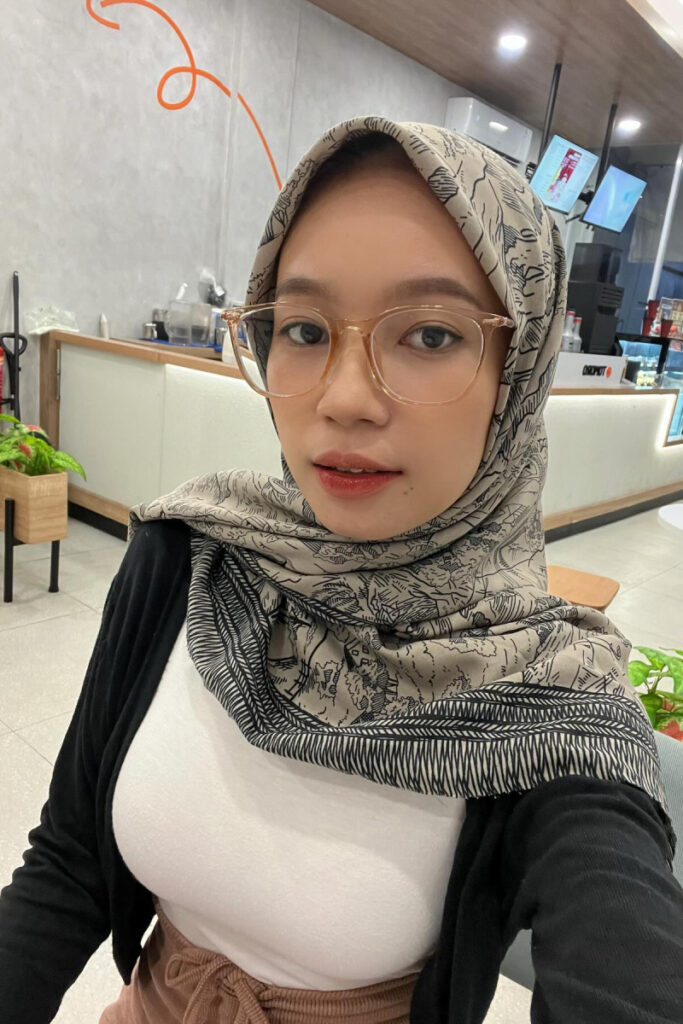 Selfie manis fadhila razak viral pakai kacamata