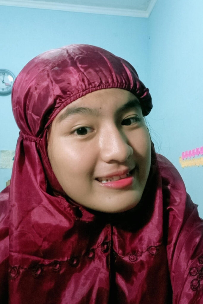 Siswi SMA Puput selife manis muken amerah di kamar kos pap ke pacar