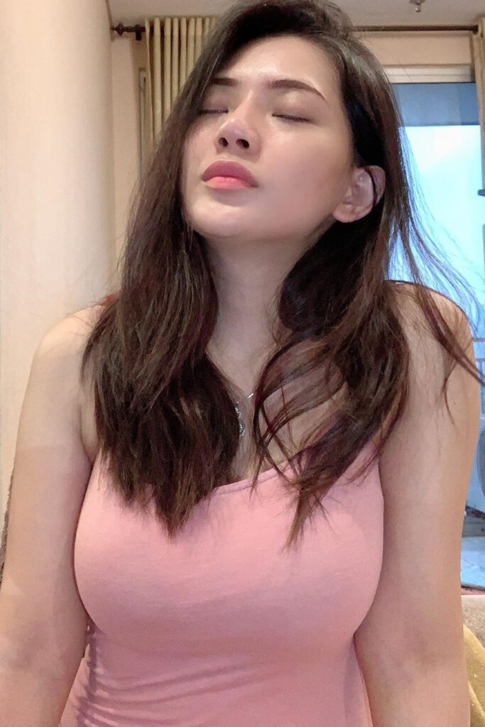 Tanktop Pink Berliana Lovel Seksi pose nggak nahan toge