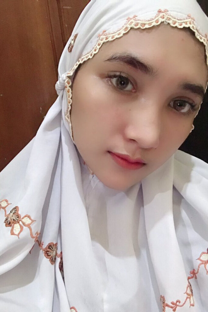 Tatapan mata manis dan cantik ukhit cewek muslimah selfie pakai mukena