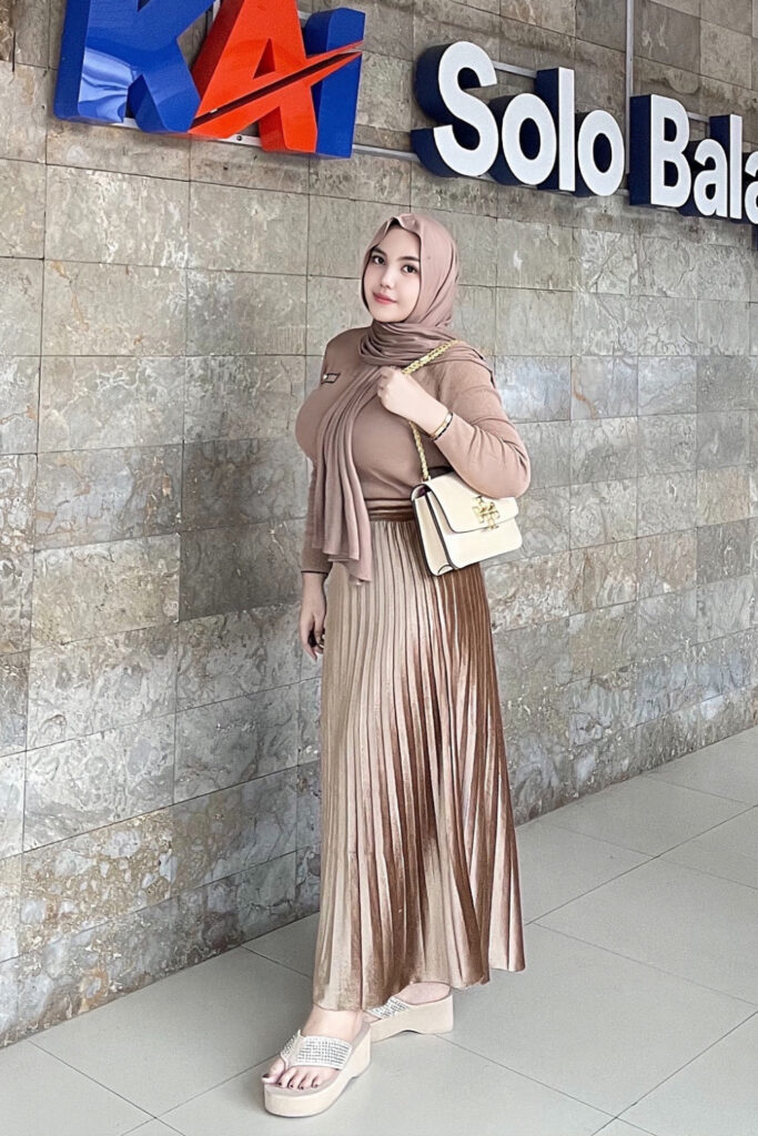 Wulan Indriyani Kaos ketat Nude Color