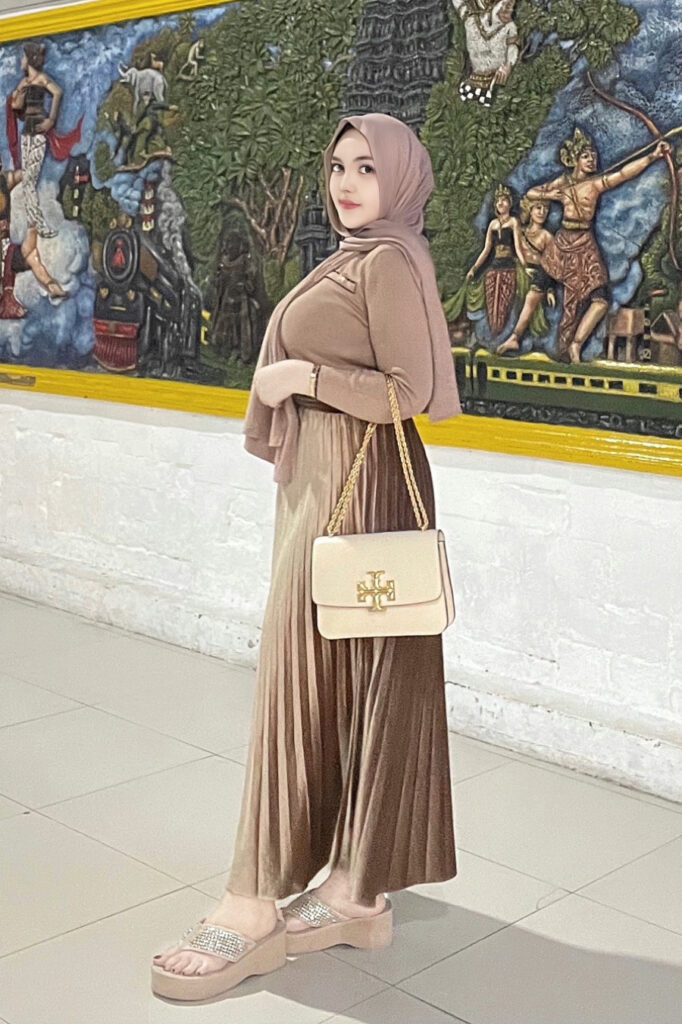 Wulan Indriyani Pose menggoda dan seksi