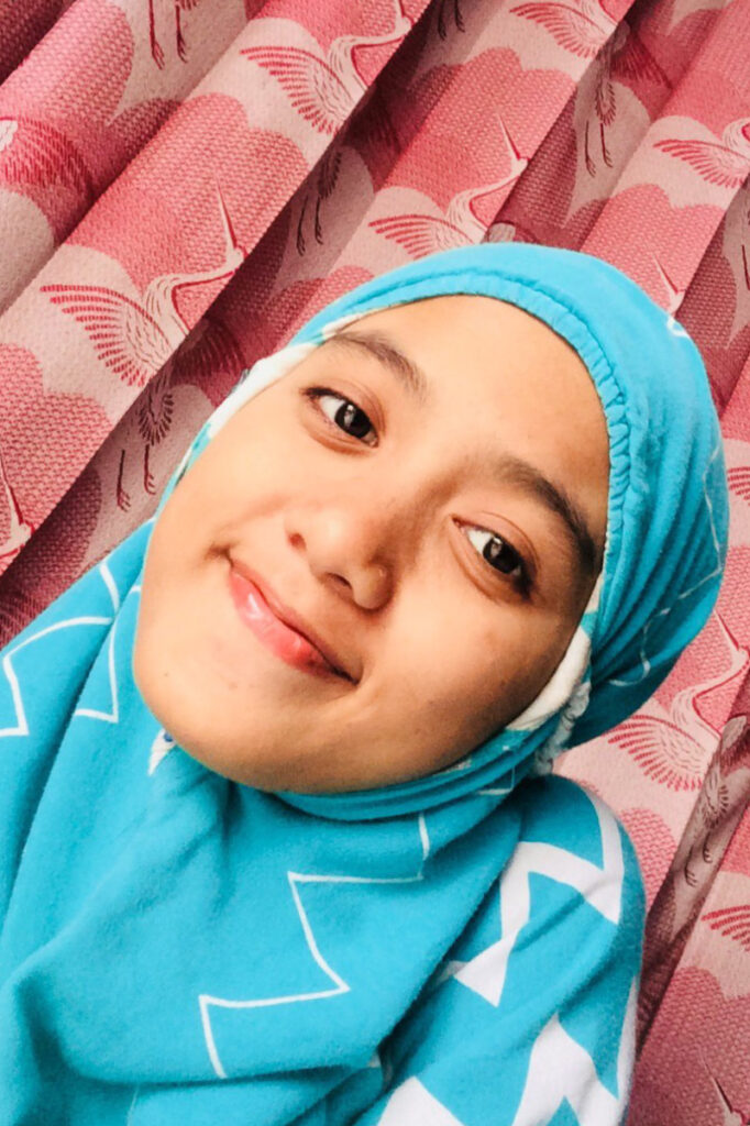 cewek manis selife Muke Biru Ukhti manis di kamar kos