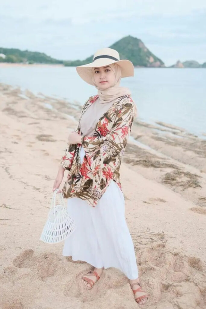 gaya dan pose foto berdiri hijab di pantai