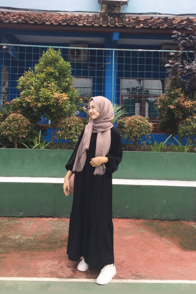 pose foto berdiri hijab Siswi SMA Gamis depan sekolah