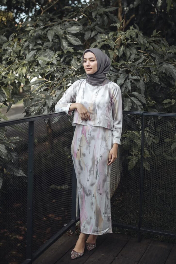 pose foto berdiri hijab di pojojk taman