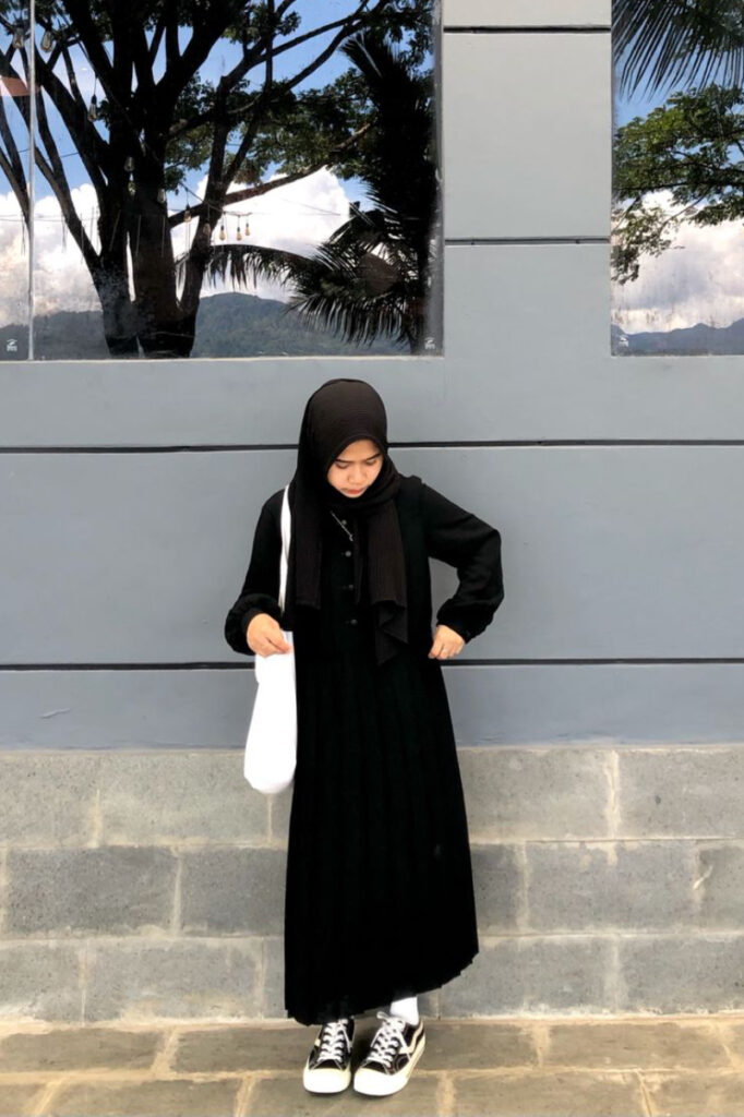 pose foto berdiri hijab gamis gaul