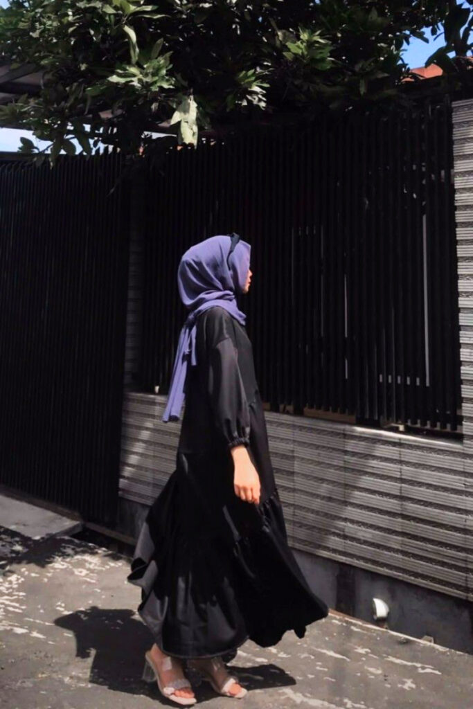 pose foto berdiri hijab side View dancing