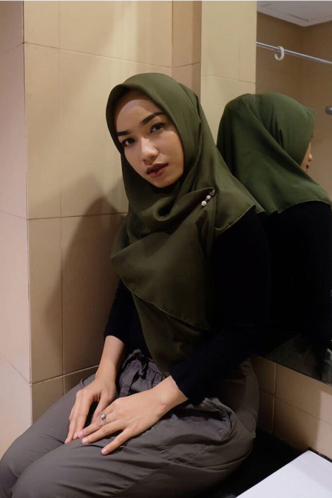 Beby Zain Seksi Selebgram Hijab Selfie narsis di Pinggir WC