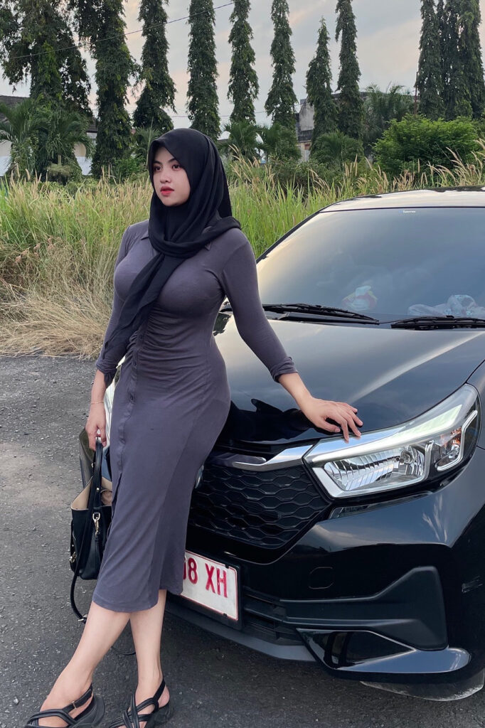 Gaun ketat dan seksi Nadya Novita Sari