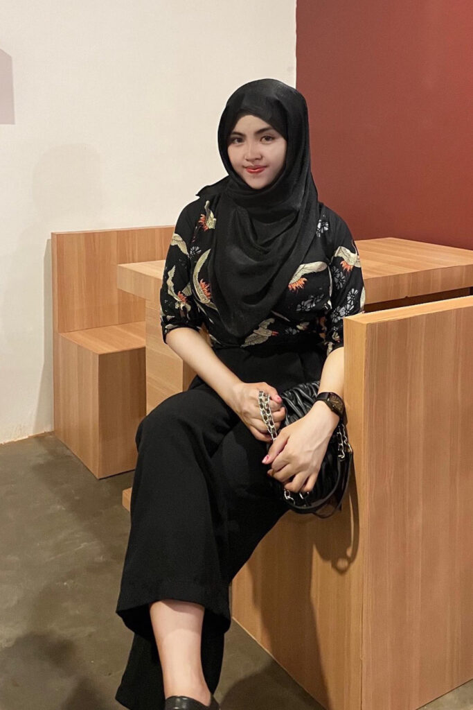 Nadya Novita Sari Jilbab HItam