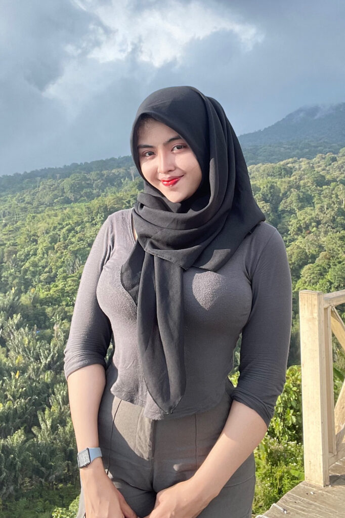 Nadya Novita Sari Kaos Ketat kebun kopi