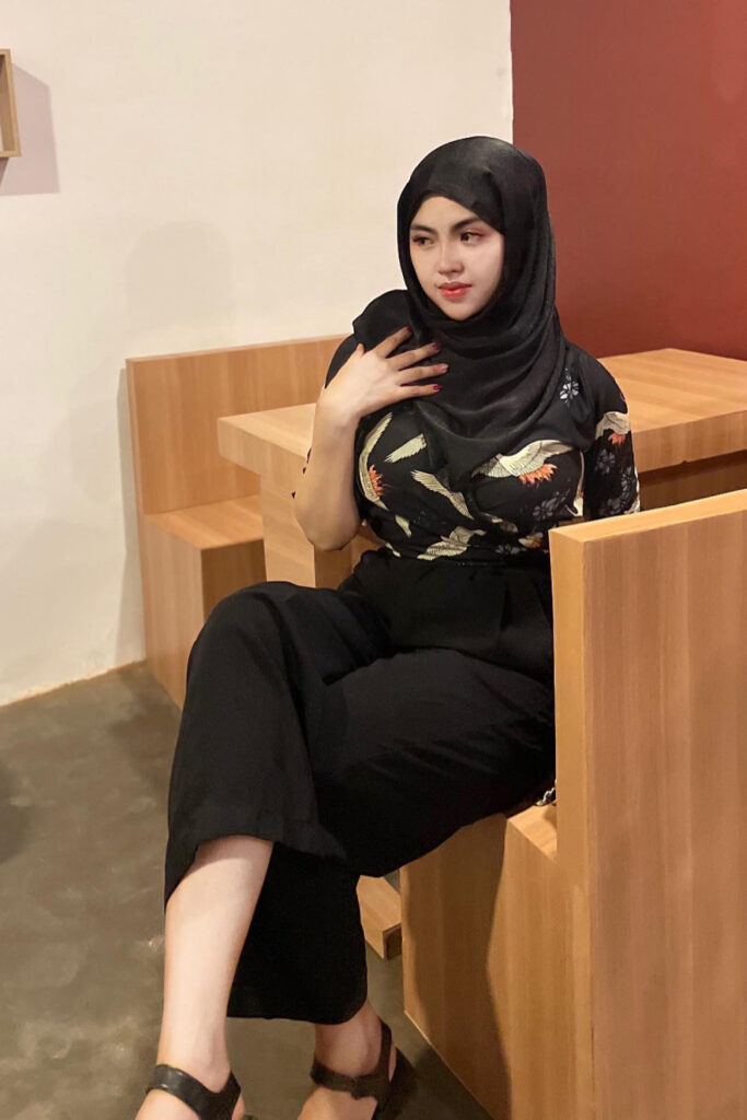 Nadya Novita Sari Pose manis dan Seksi