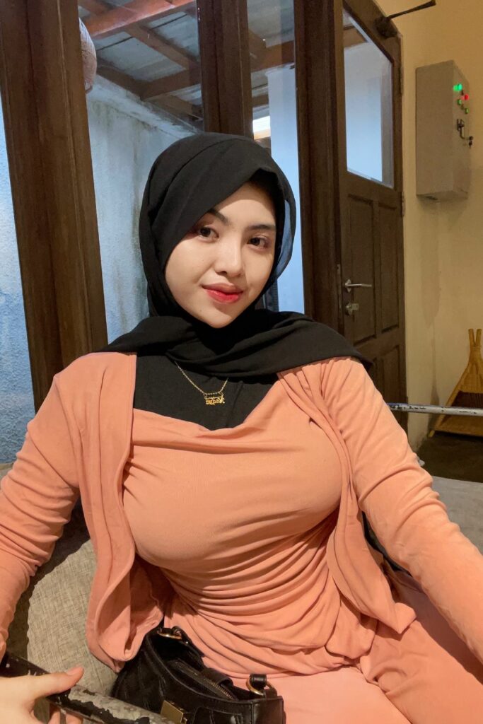 Nadya Novita Sari Selife Menggoda Teasing Selebgram Hijab Baju Pink Ketat