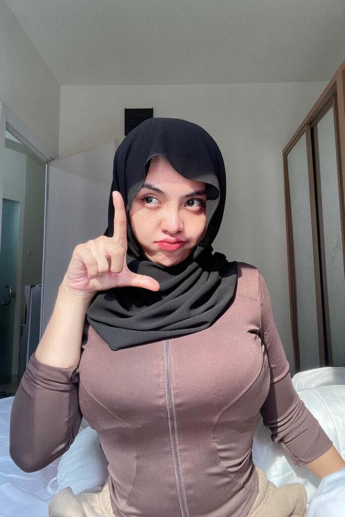 Nadya Novita Sari Selife Menggoda Teasing Selebgram Hijab Pose ngambek