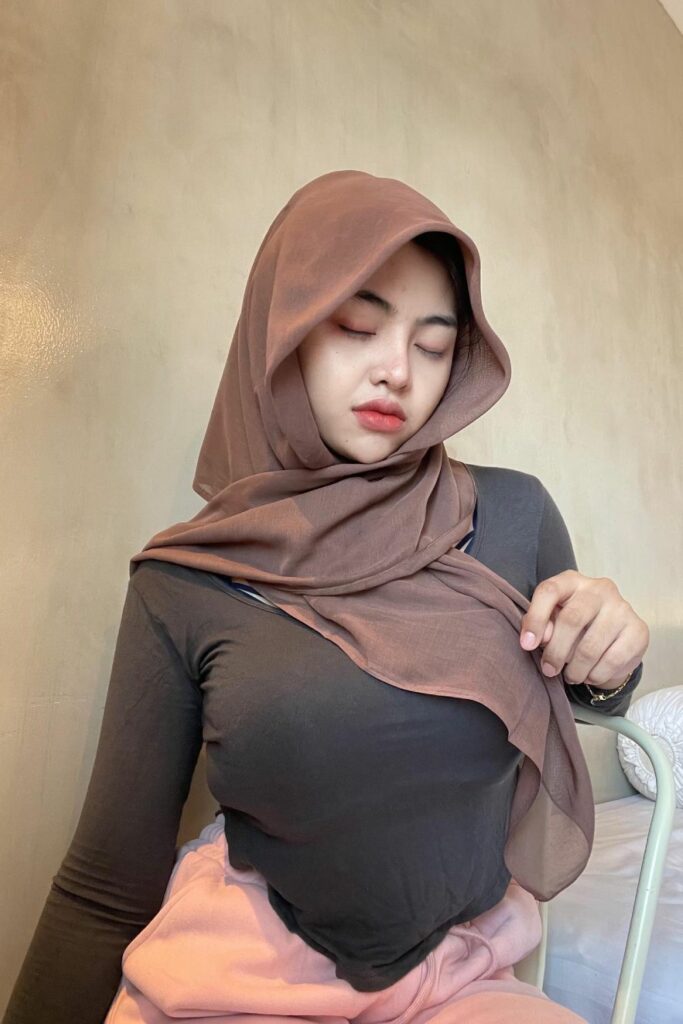 Nadya Novita Sari Selife Menggoda Teasing Selebgram Hijab tutup mata menikmati