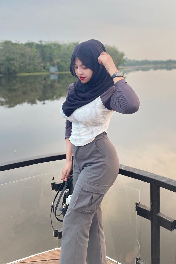 Nadya Novita Sari Semok di pinggir danau