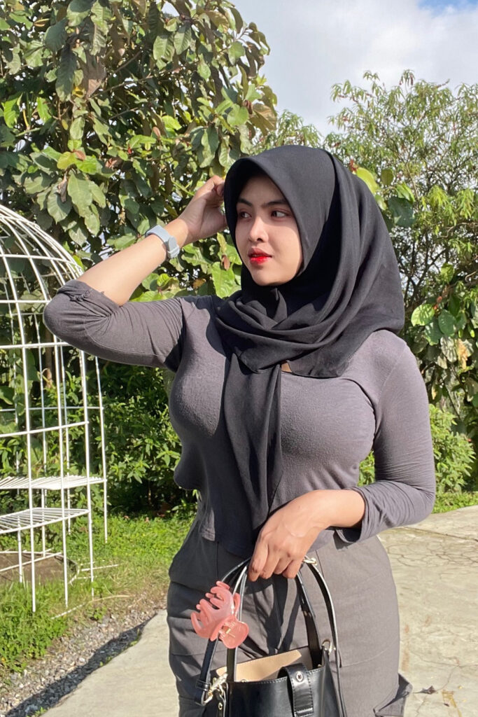 Nadya Novita Sari di kebun foto pose menggoda