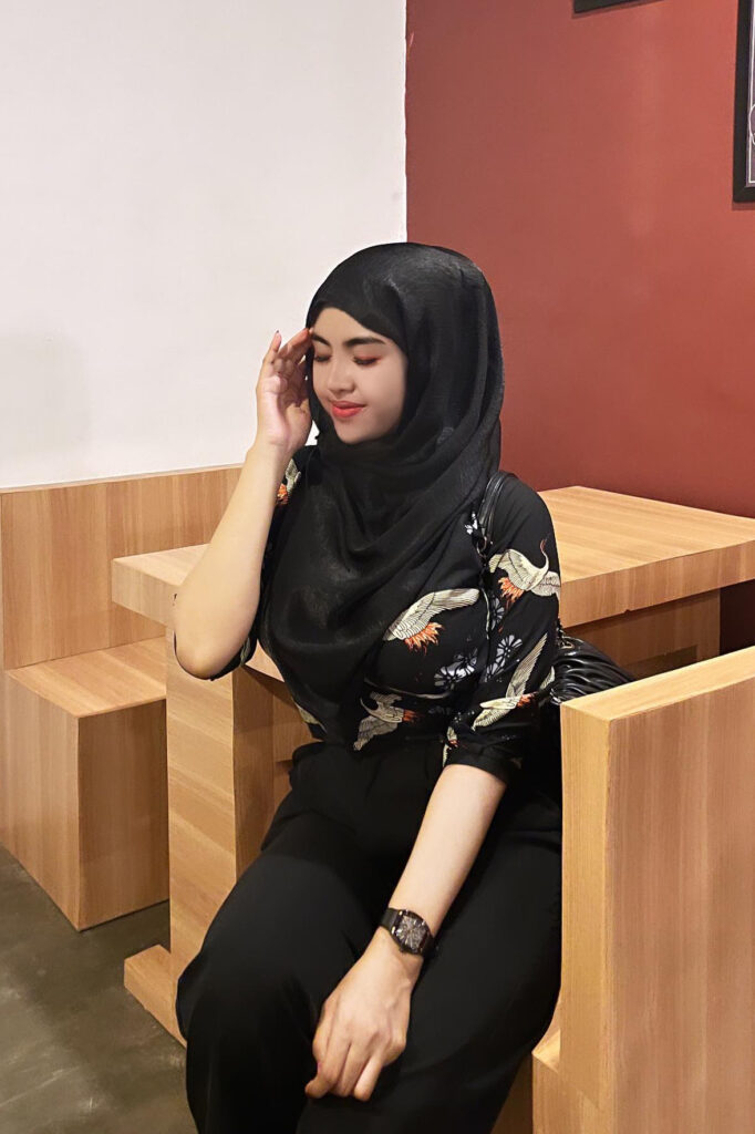 Nadya Novita Sari.Jilbab Hitam dan MAnisjpg