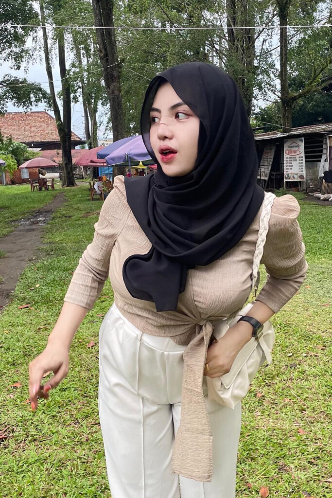 Pose Nungging Nadya Novita Sari menggoda