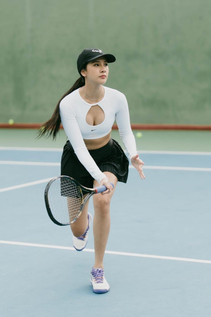 Rok Mini Seksi Anya Geraldine Tenis Pamer belahan dada