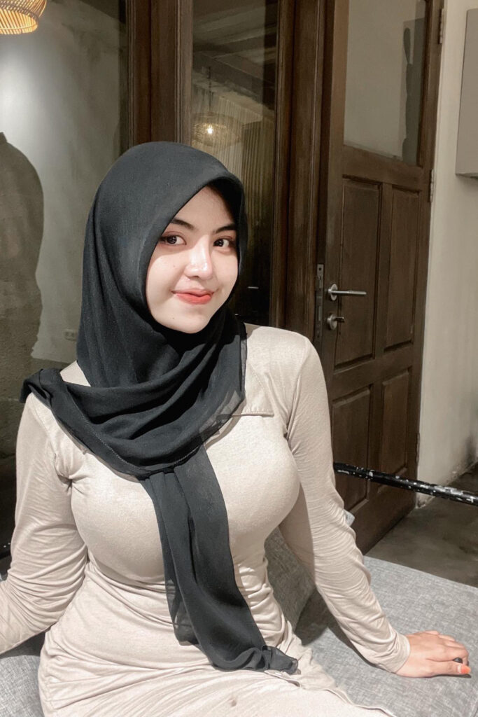 Senyum manis dan seksi Nadya Novita Sari