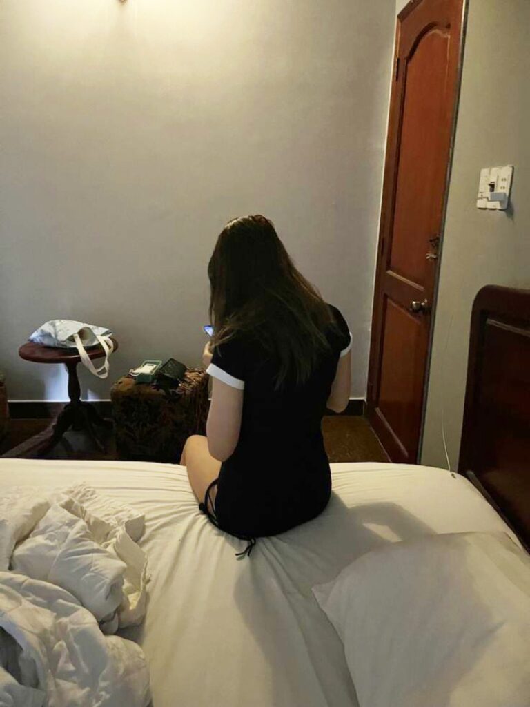 cewek Cantik dan seksi duduk di ranjang di dalam kamar Hotel